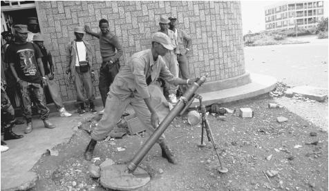 An RPA solidier about to fire a 82mm motar infront of Chez Lando in Remera in 1994